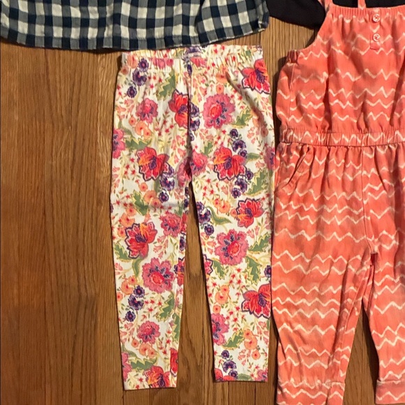Assorted Kids Casual Clothes. 3 dresses, 1 romper, 1 legging and one tee - Picture 8 of 13